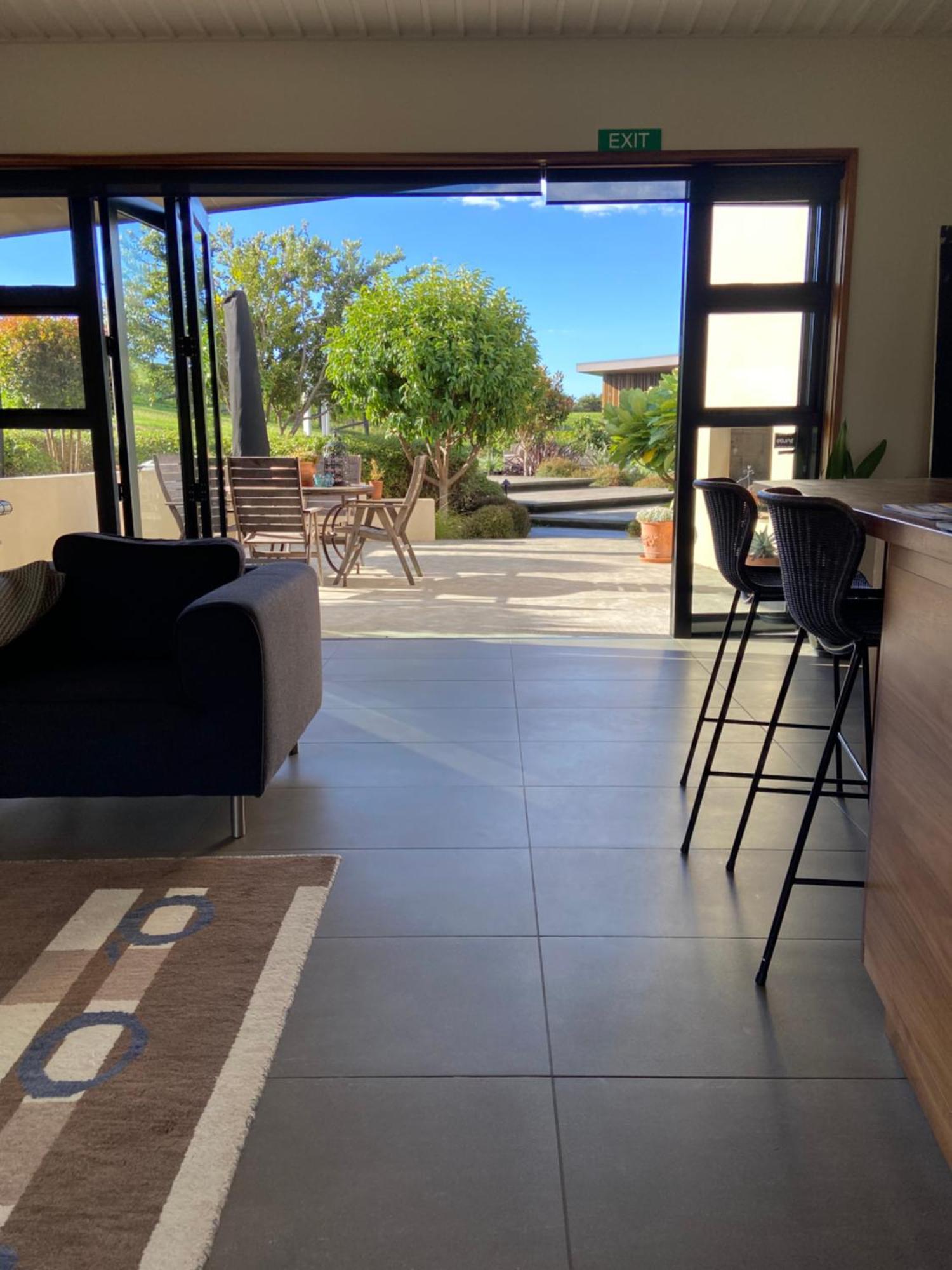 Отель La Bodega Waiheke Island Surfdale Экстерьер фото